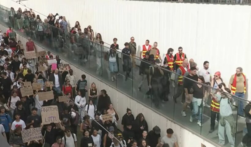 Des centaines de manifestants devant le ministère de l'Éducation : appel à la démission du gouvernement et soutien accru aux étudiants ce mercredi 14 octobre 2026