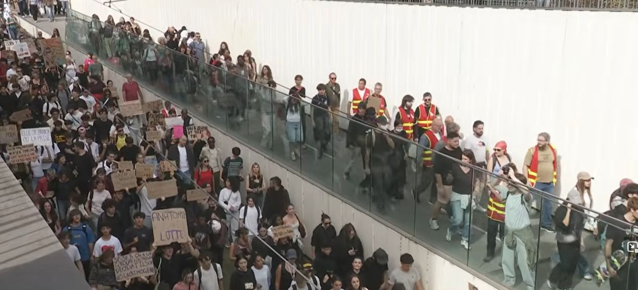 Des centaines de manifestants devant le ministère de l'Éducation : appel à la démission du gouvernement et soutien accru aux étudiants ce mercredi 14 octobre 2026