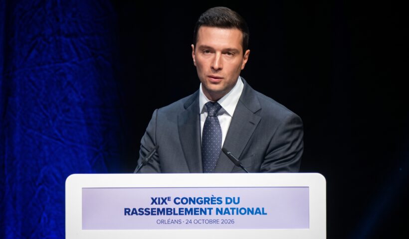 Jordan Bardella confirmé président du parti d'extrême droite, Rassemblement National, ce samedi 24 octobre 2026 lors du 11ème congrès, à l'aube d'une campagne sous haute tension