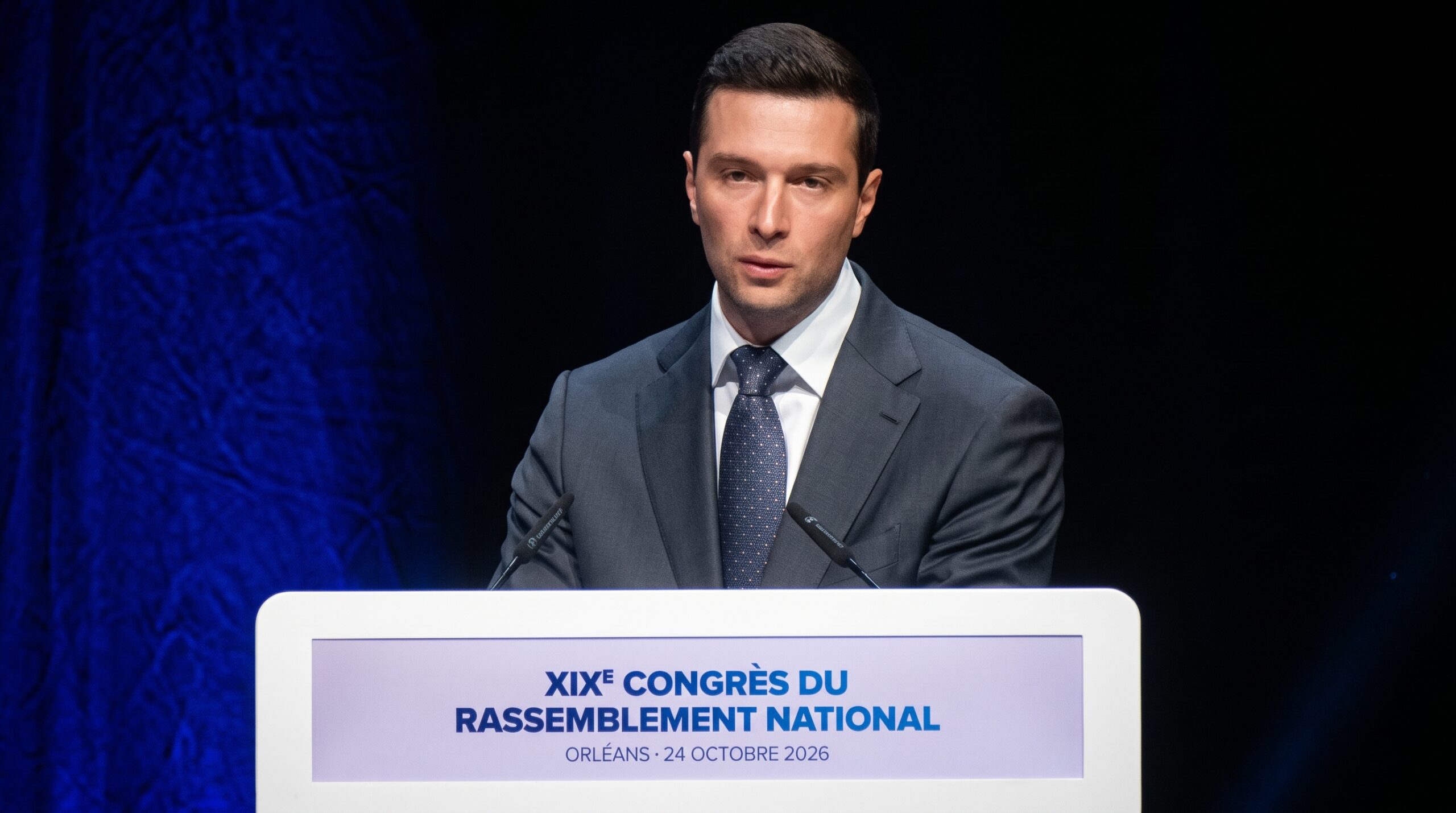 Jordan Bardella confirmé président du parti d'extrême droite, Rassemblement National, ce samedi 24 octobre 2026 lors du 11ème congrès, à l'aube d'une campagne sous haute tension