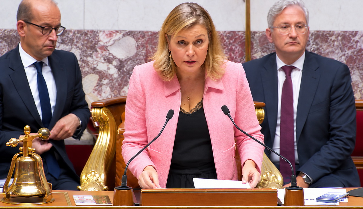 À l’Assemblée nationale ce mercredi 28 octobre 2026, la présidente Yaël Braun-Pivet, salue la mémoire du lieutenant-colonel Antranig Sarkissian, 44 ans, décédé en mission d’entraînement au vol de nuit dans un accident aérien survenu en Meurthe-et-Moselle